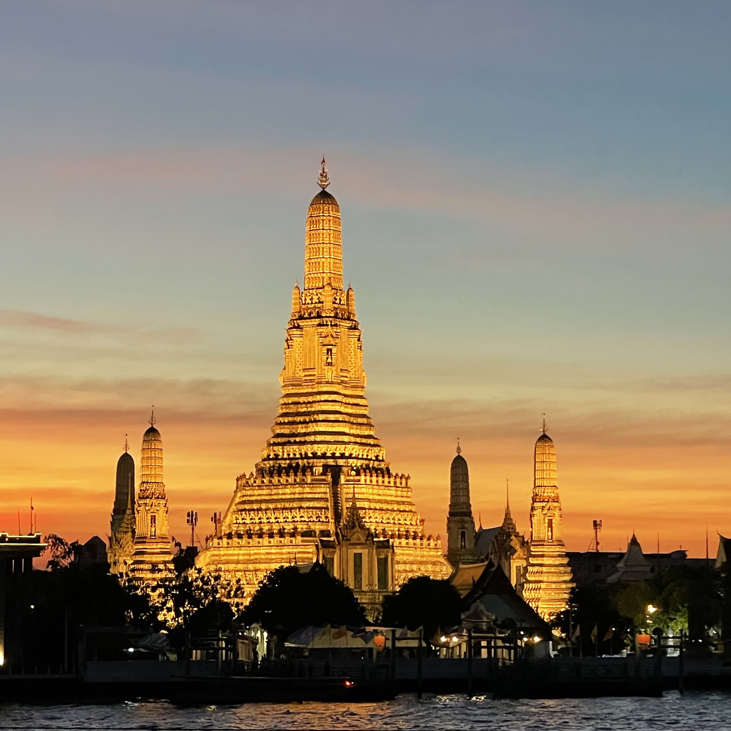 Wat Arun Ratchawararam Ratchawaramahawihan, Bangkok - Temple of Dawn: All you need to know 6 Wat Arun at sunset